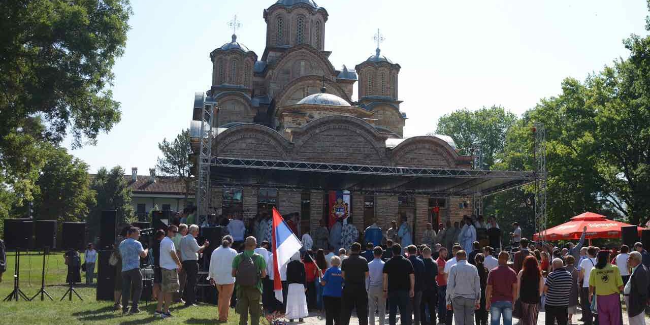 Vidovdanska liturgija u porti manastira Gračanica