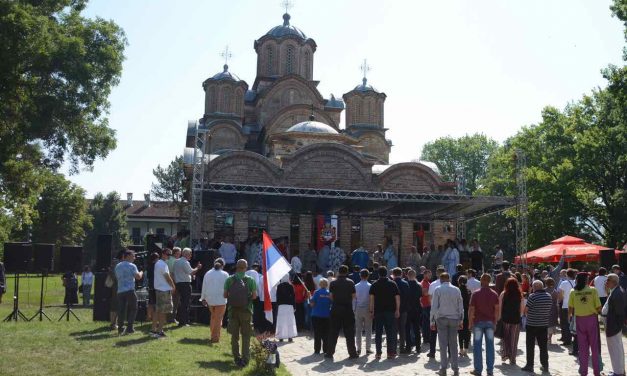 Видовданска литургија у порти манастира Грачаница
