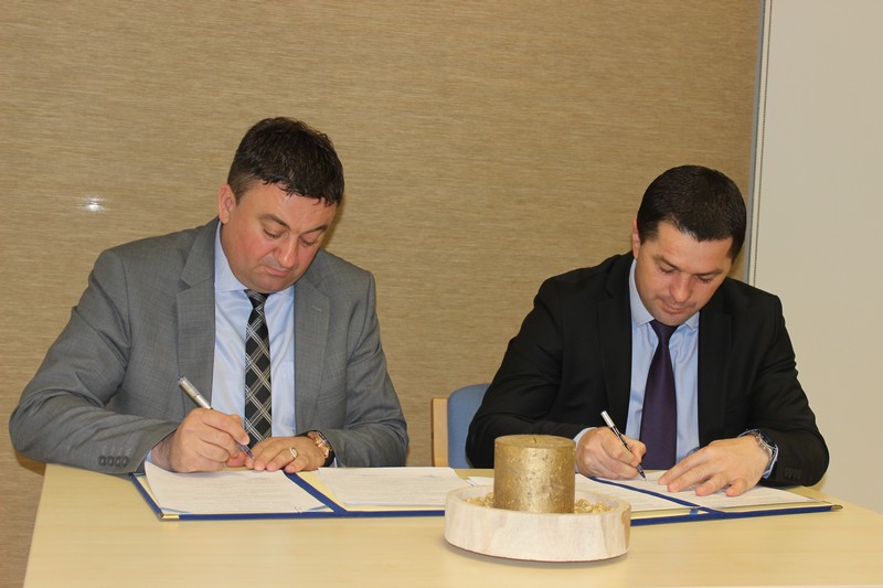 Министар Тодосијевић и градоначелник Лепосавића потписали меморандум о реконструкцији зграде општине