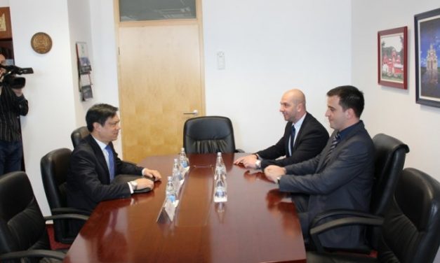 Стојановић и Симић са Хојтом Јиом о политици и проблемима Срба