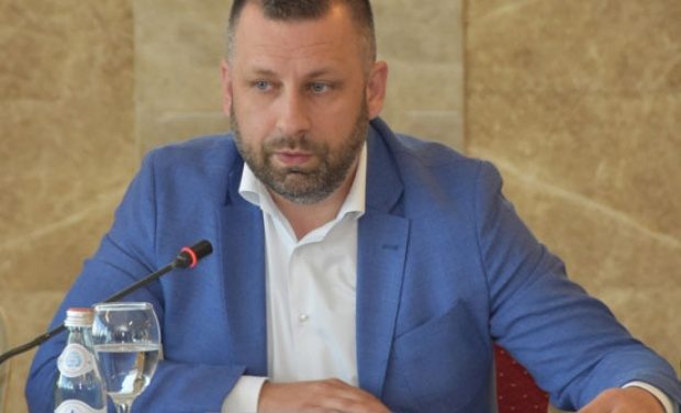 Јевтић: Обезбедити једнака права за све; Симић: Положај Срба срамота за Европу у 21 веку