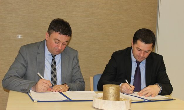 Министар Тодосијевић и градоначелник Лепосавића потписали меморандум о реконструкцији зграде општине
